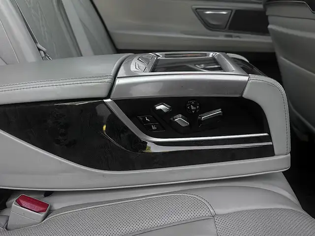 BMW 7 Series view 15