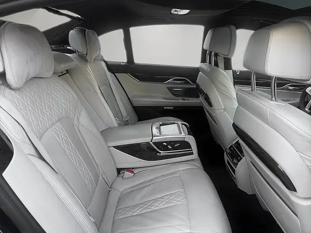 BMW 7 Series view 14