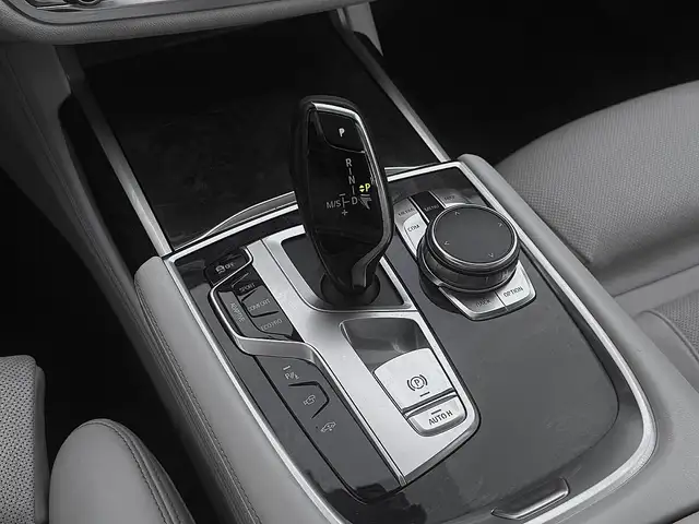 BMW 7 Series view 19