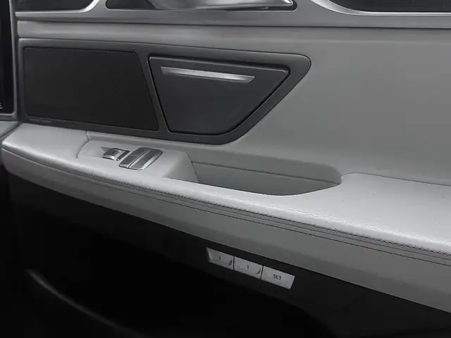 BMW 7 Series view 18