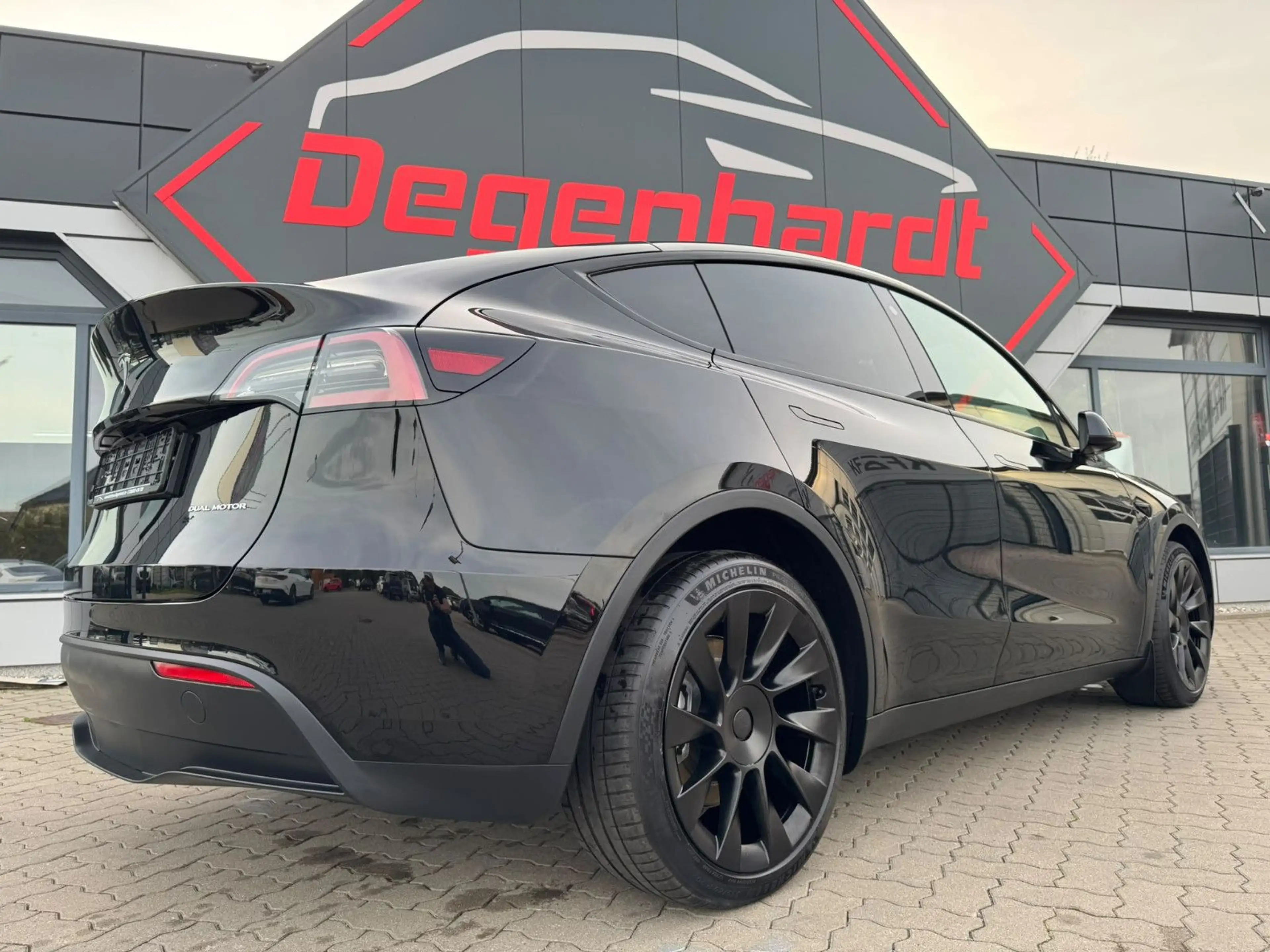 Tesla Model Y Long Range Dual AWD 20" Induction FSD — photo 2