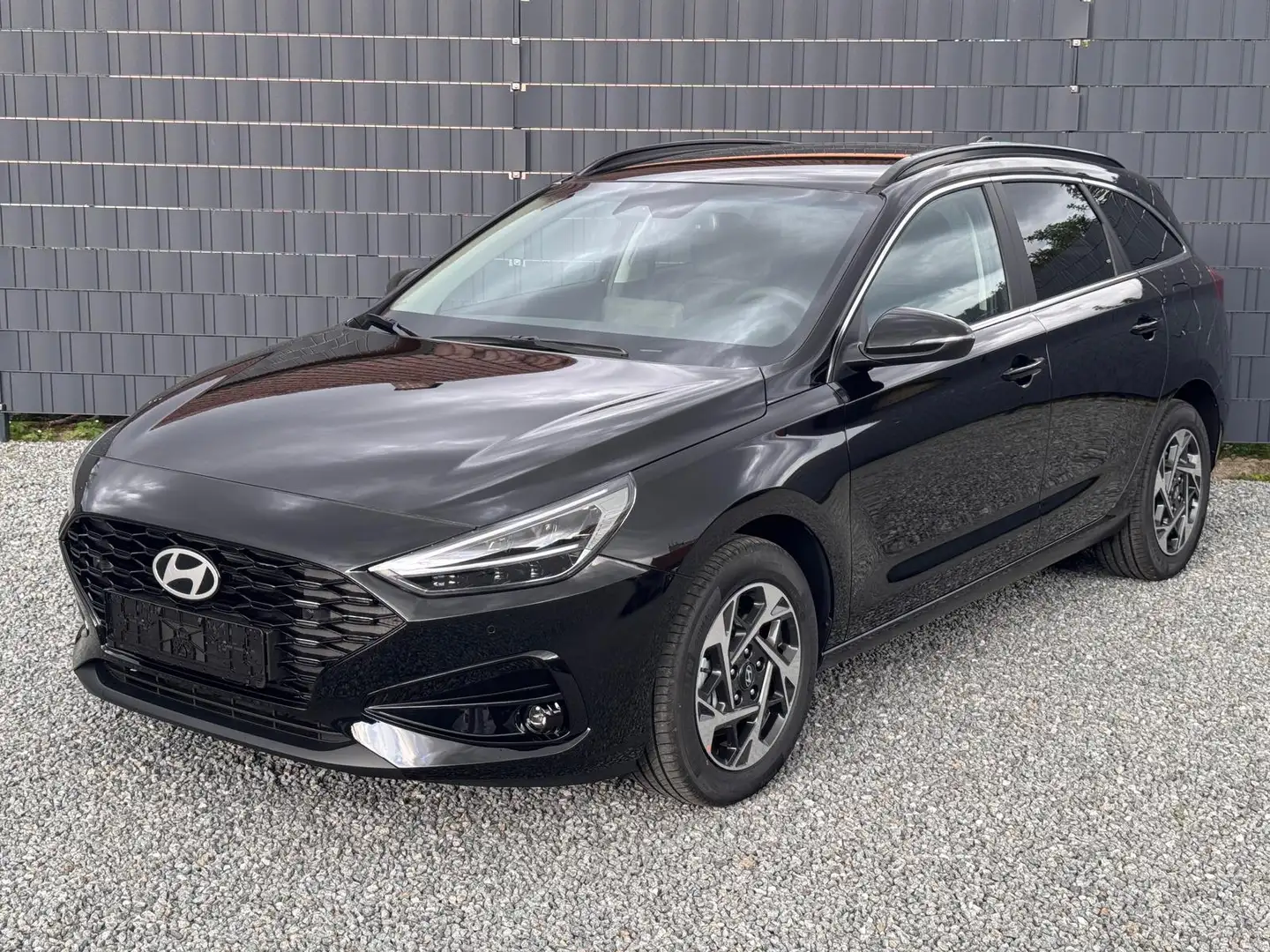 Hyundai i30 Kombi Family Sitzheizung Navi Rückfahrkamera PDC Schwarz - 2