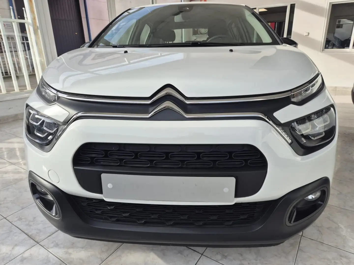 Citroen C3 1.2 PureTech S&S Plus 83 Wit - 2