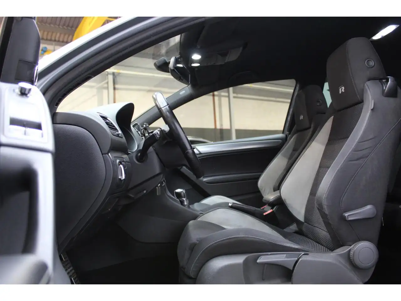 Volkswagen Golf R — photo 26