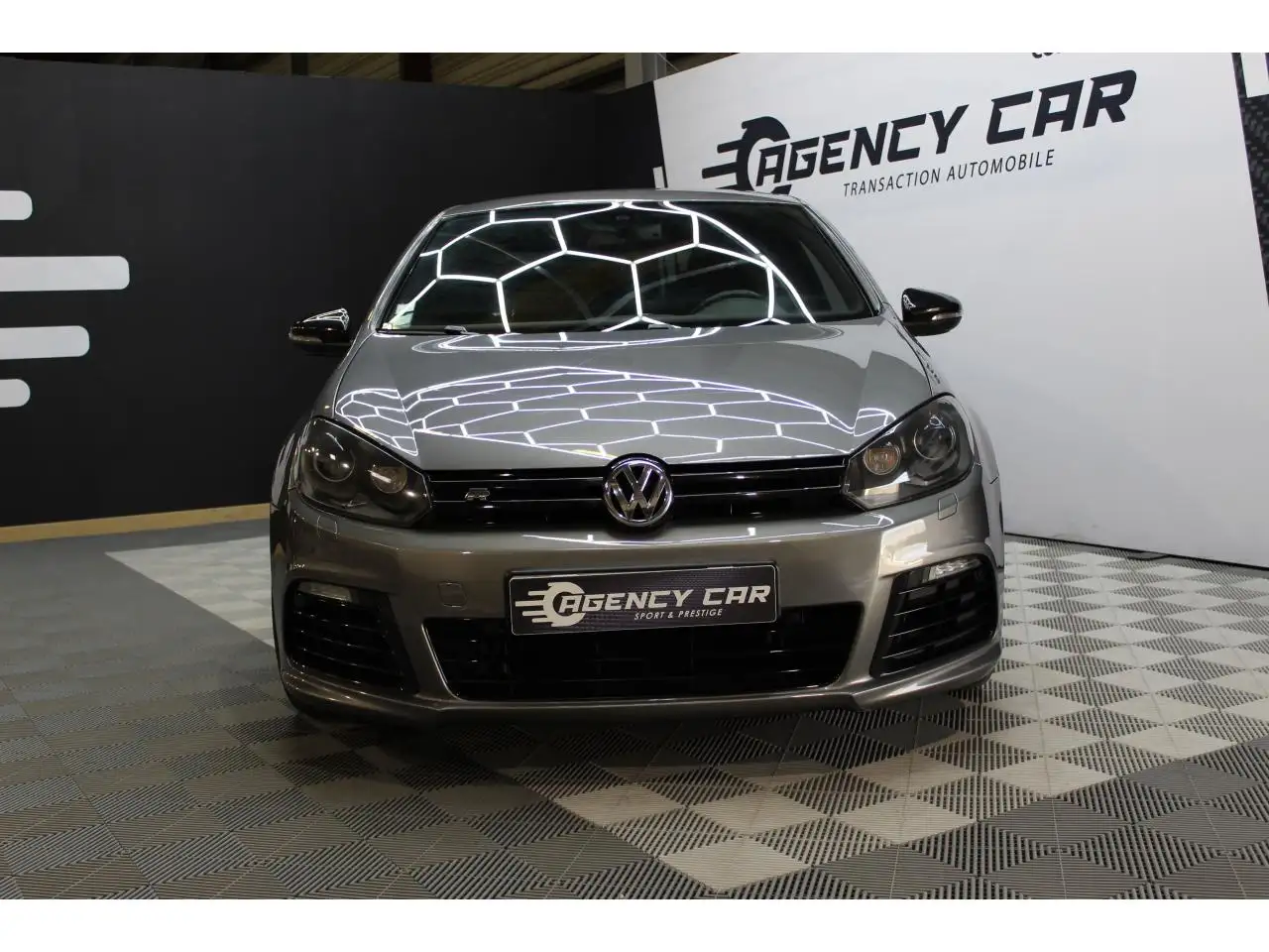 Volkswagen Golf R — photo 36