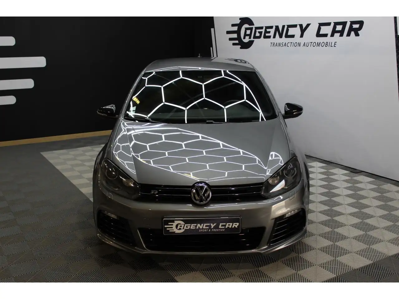 Volkswagen Golf R — photo 19