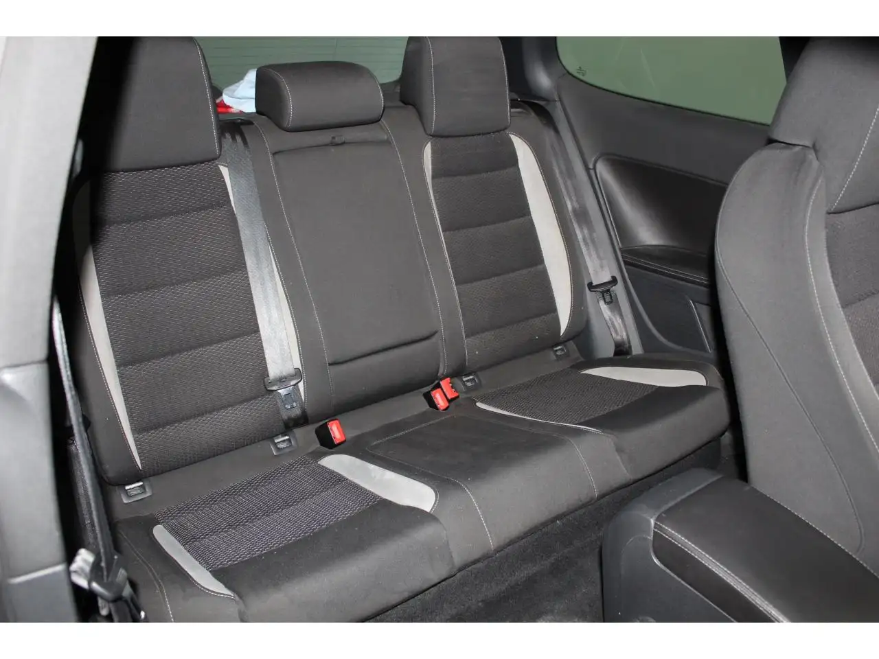 Volkswagen Golf R — photo 30