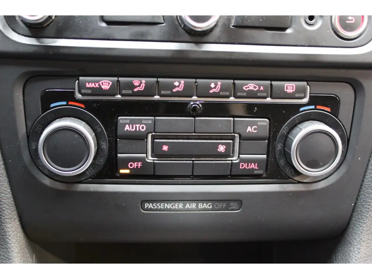 Volkswagen Golf R — photo 18