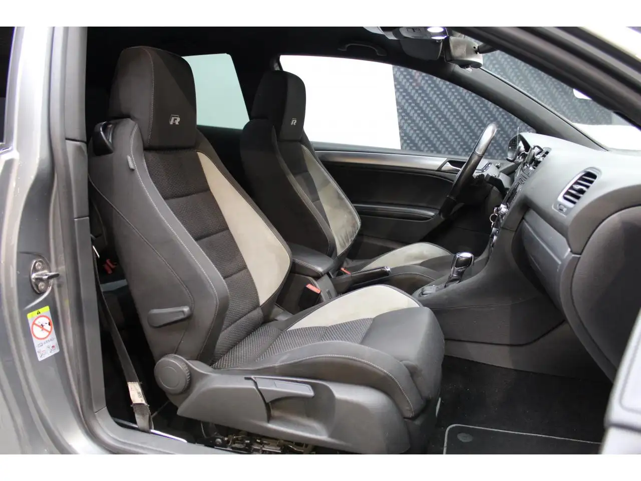 Volkswagen Golf R — photo 10