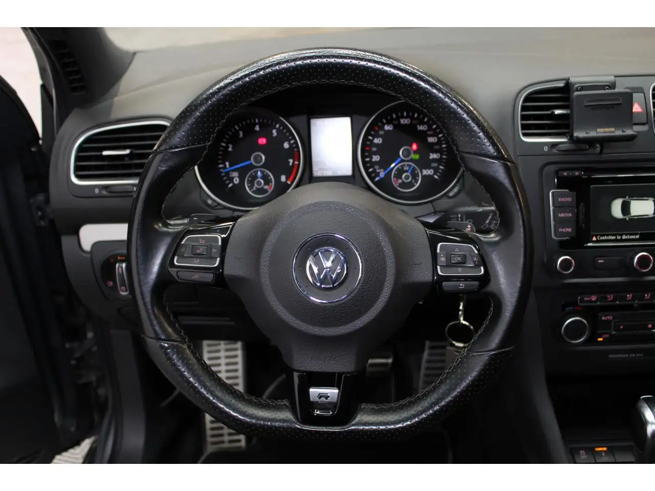 Volkswagen Golf R — photo 12