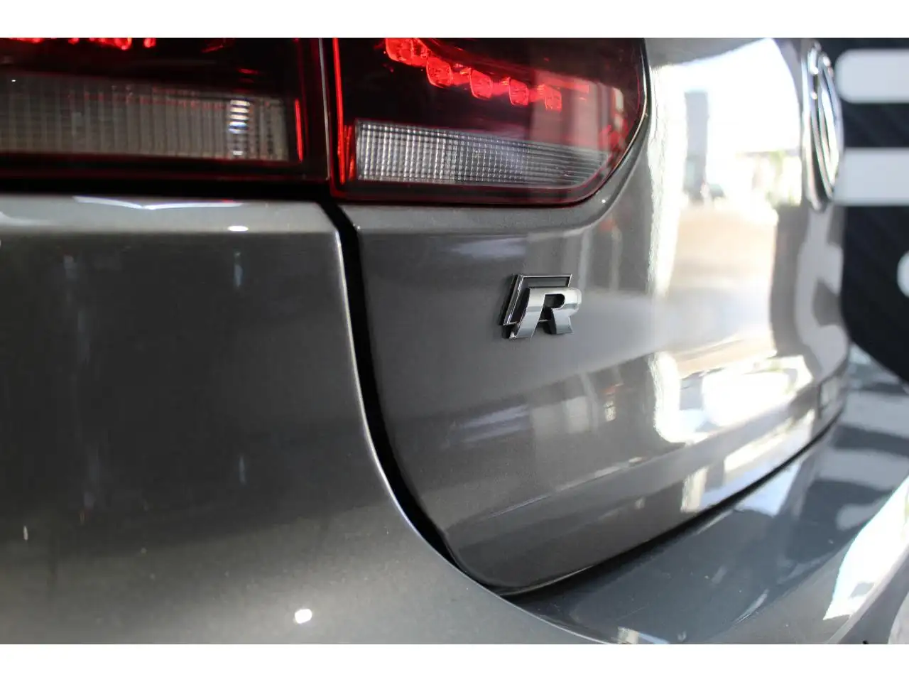 Volkswagen Golf R — photo 22