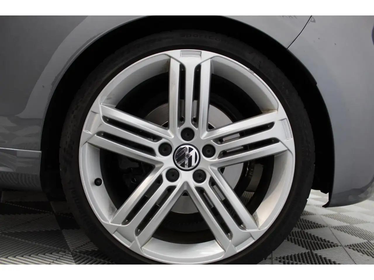 Volkswagen Golf R — photo 24