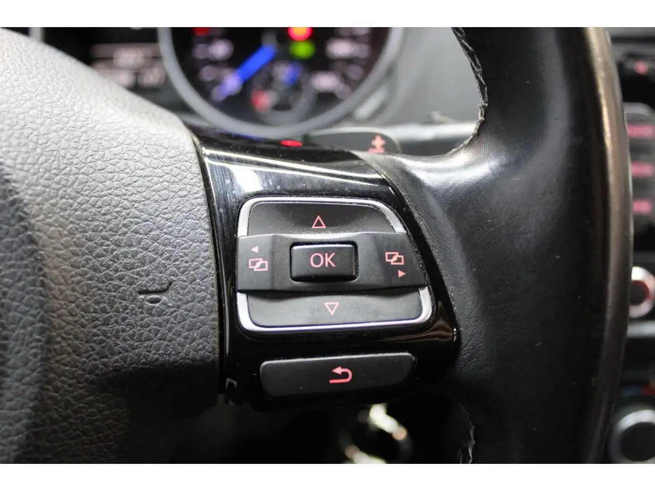 Volkswagen Golf R — photo 17