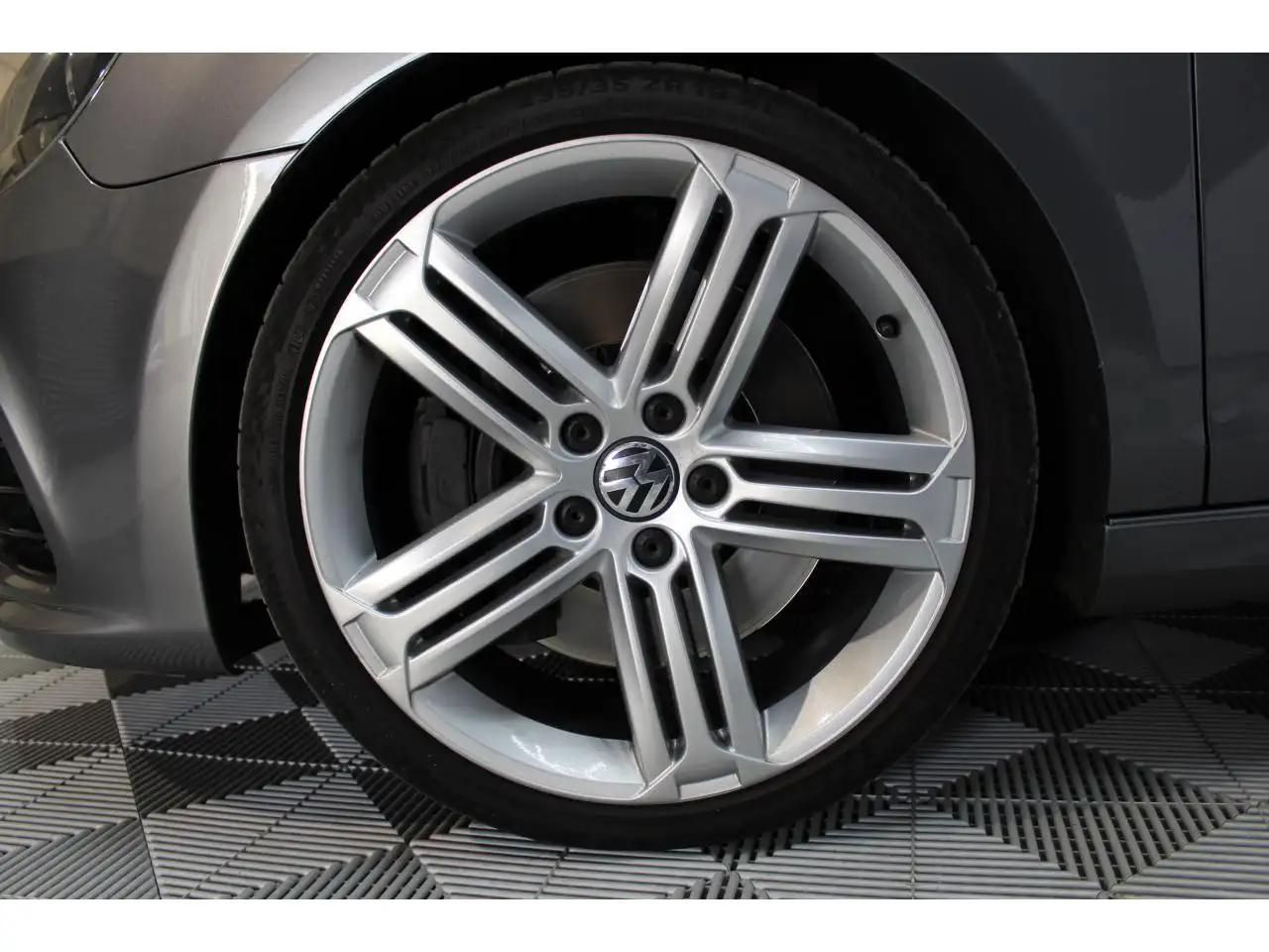 Volkswagen Golf R — photo 23