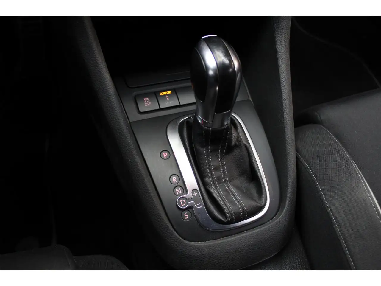 Volkswagen Golf R — photo 13
