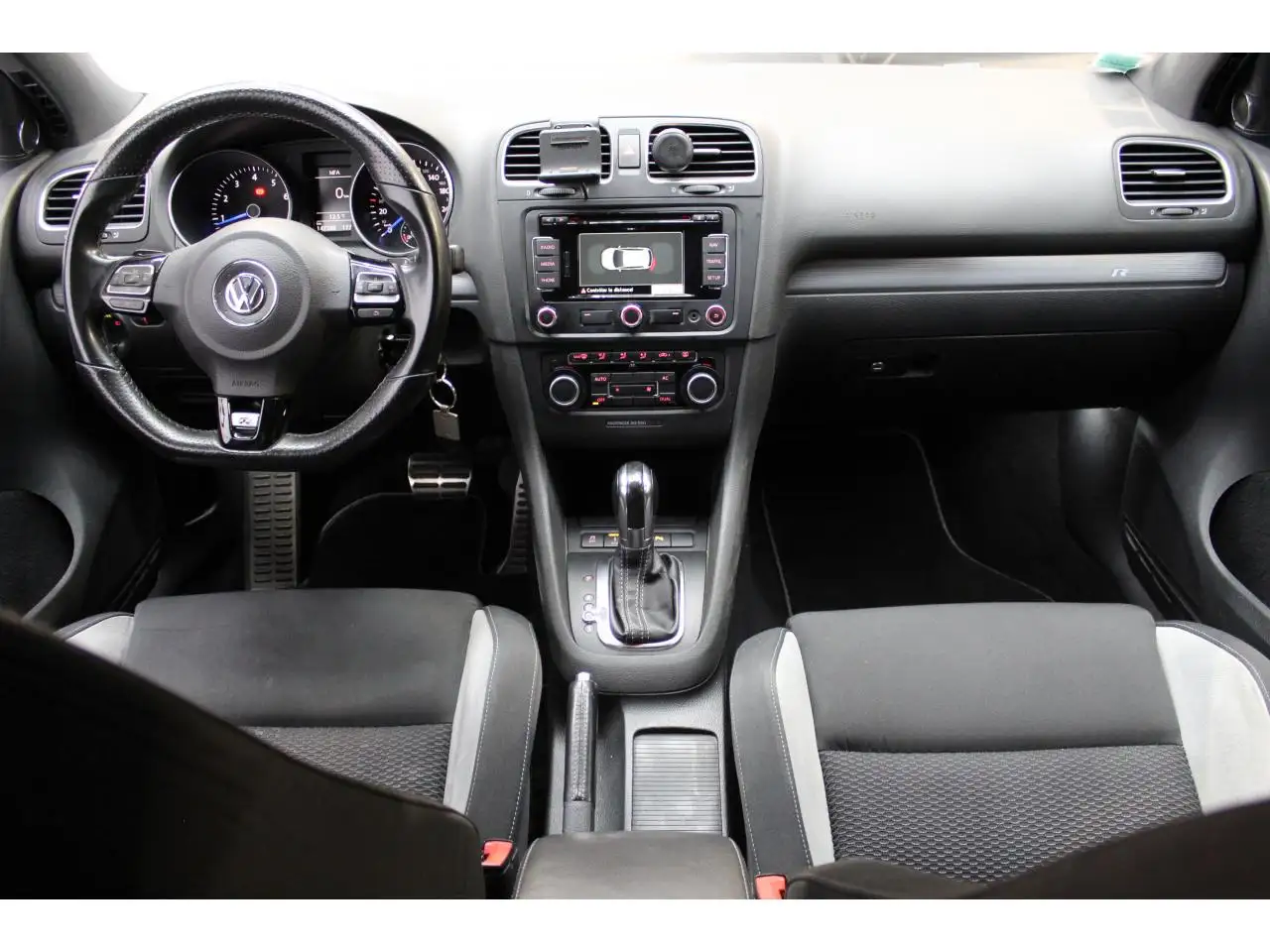 Volkswagen Golf R — photo 8