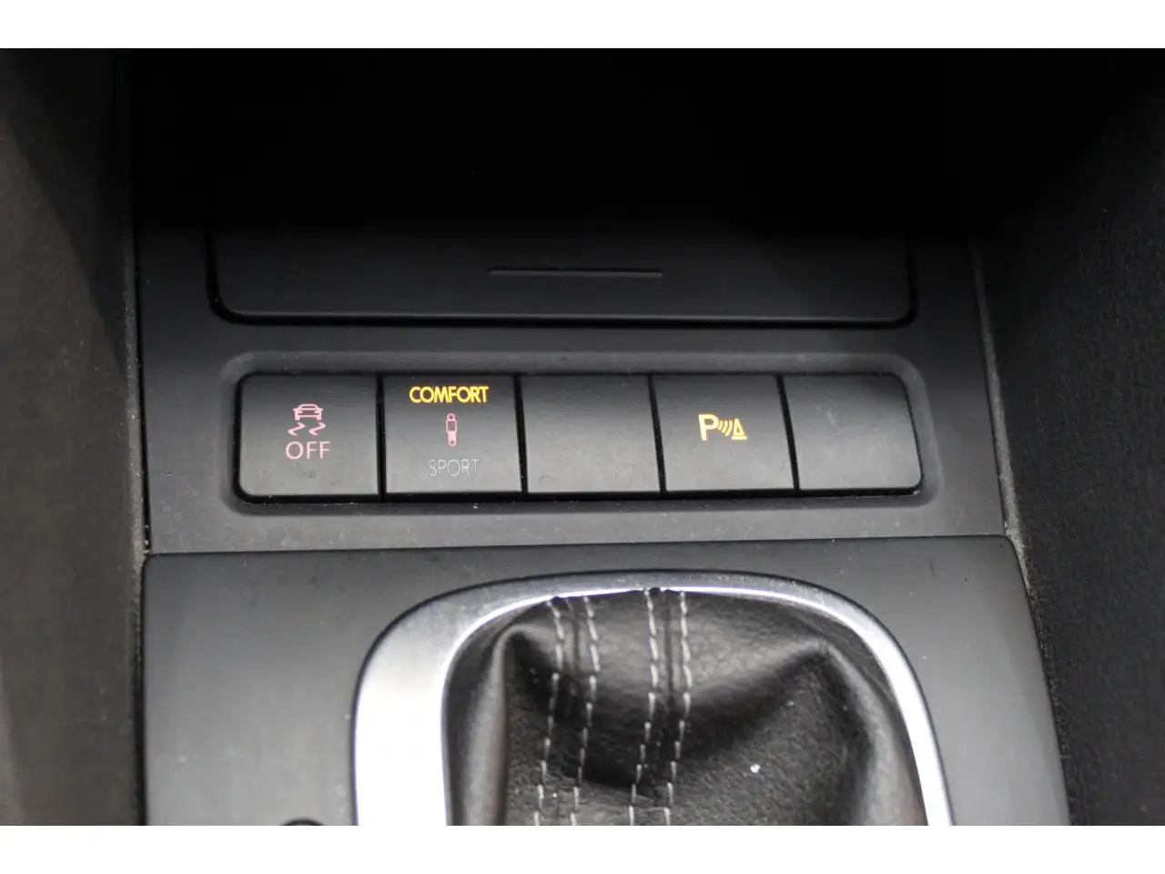 Volkswagen Golf R — photo 33
