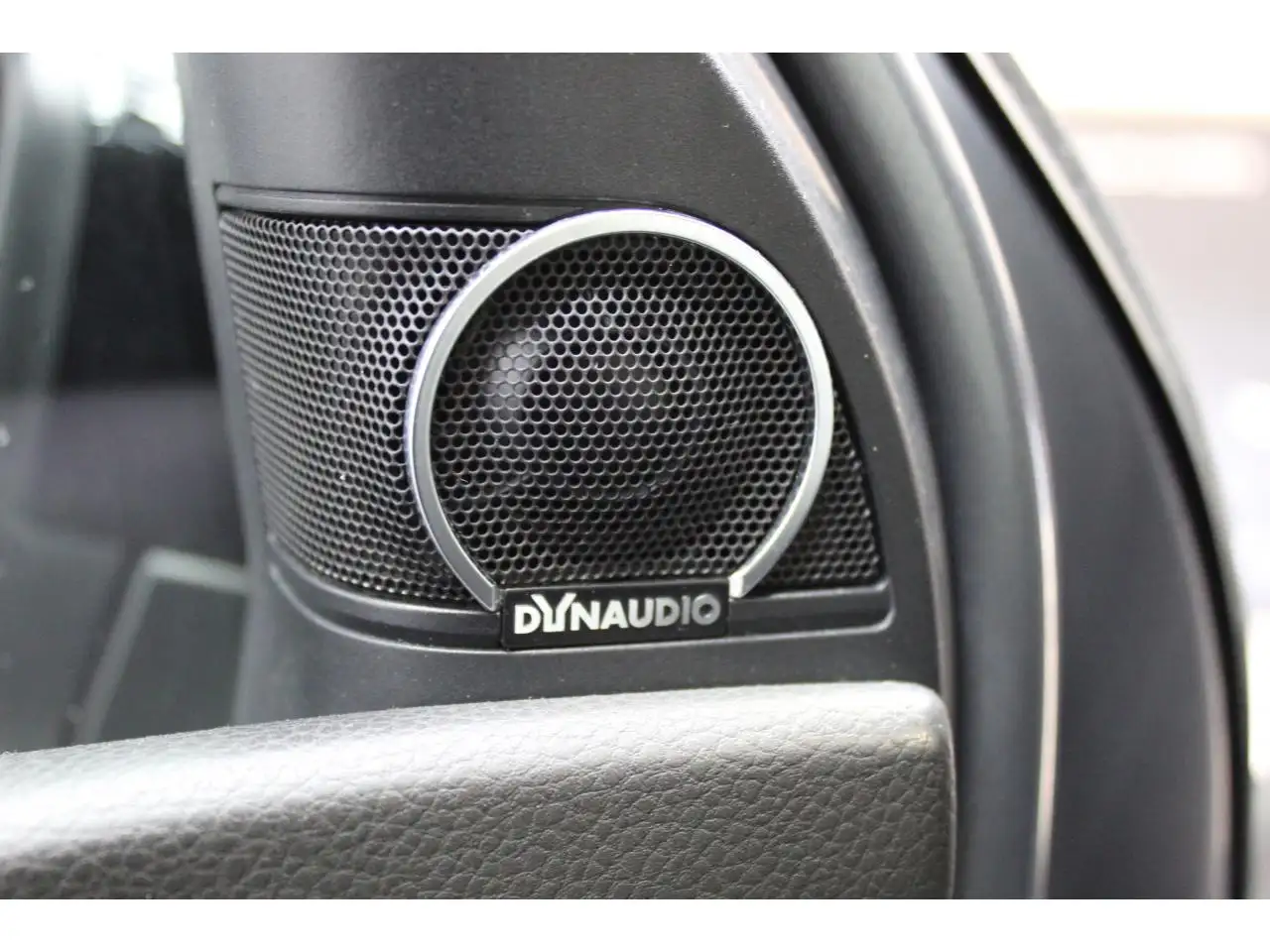 Volkswagen Golf R — photo 15