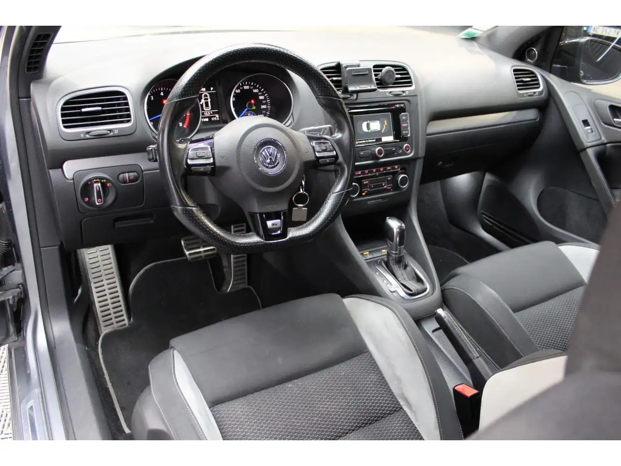 Volkswagen Golf R — photo 7