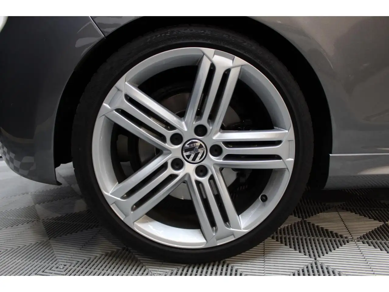 Volkswagen Golf R — photo 25