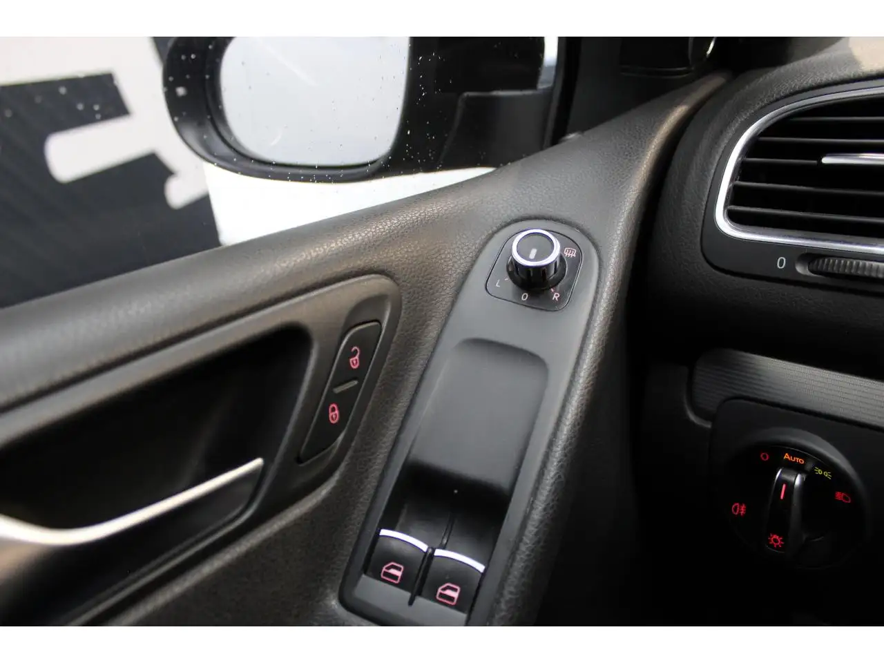 Volkswagen Golf R — photo 31