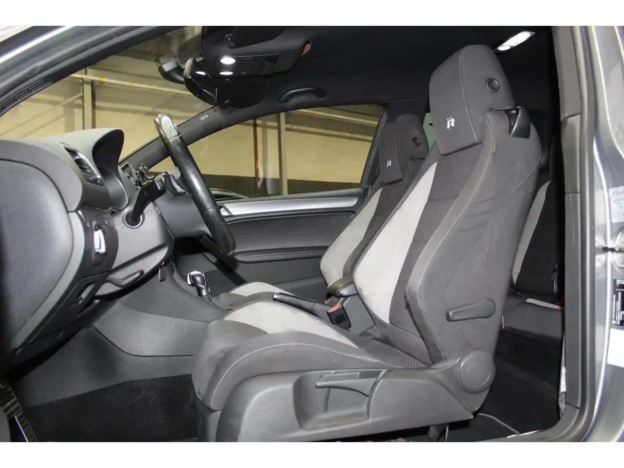 Volkswagen Golf R — photo 28