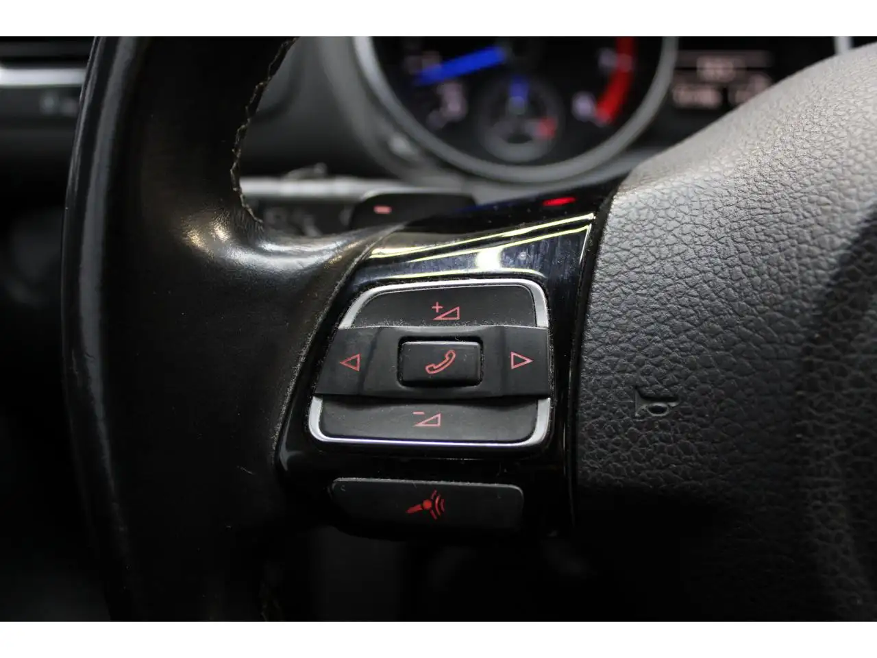 Volkswagen Golf R — photo 16