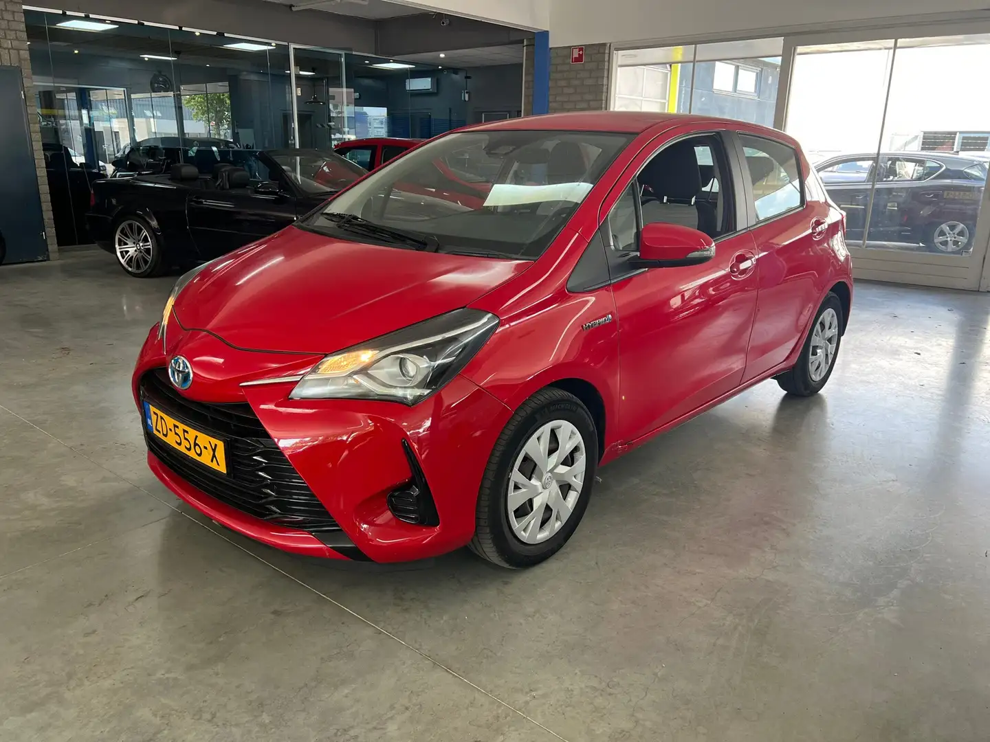 Toyota Yaris 1.5 Hybrid Active eerste eigenaar Rouge - 1
