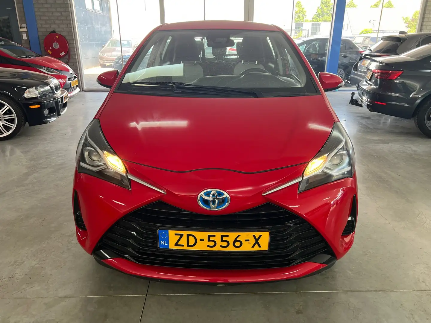 Toyota Yaris 1.5 Hybrid Active eerste eigenaar Rouge - 2