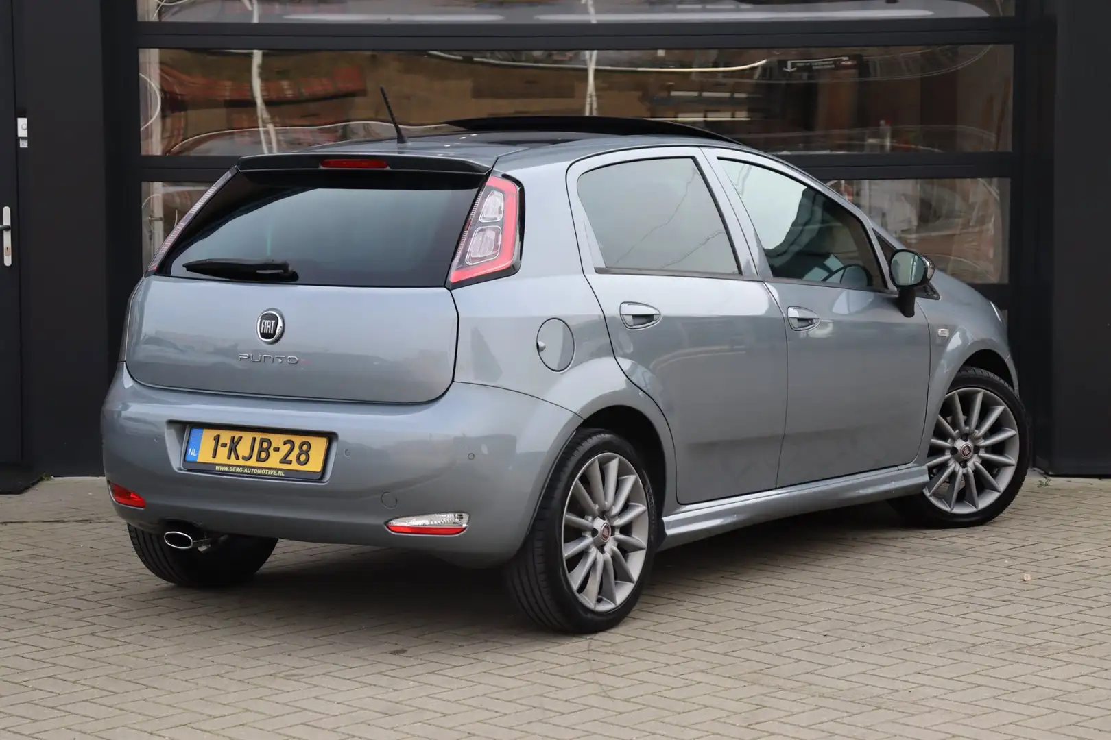 Fiat Punto Evo 0.9 TwinAir Sport | NAP | Panorama Dak | Cruise | Grau - 2