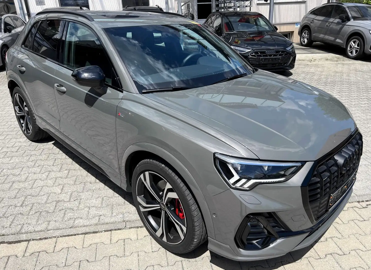 Audi Q3 40 TFSI quattro S line, fast VOLL, AHK, Pano! Gris - 2
