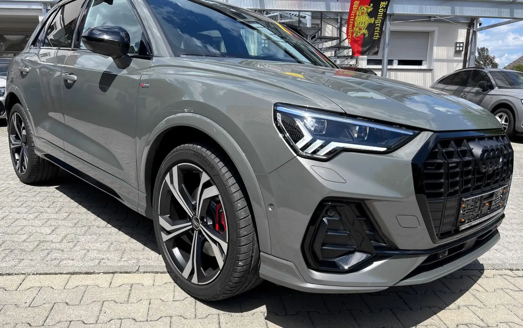 Audi Q3 40 TFSI quattro S line, fast VOLL, AHK, Pano! Gris - 1