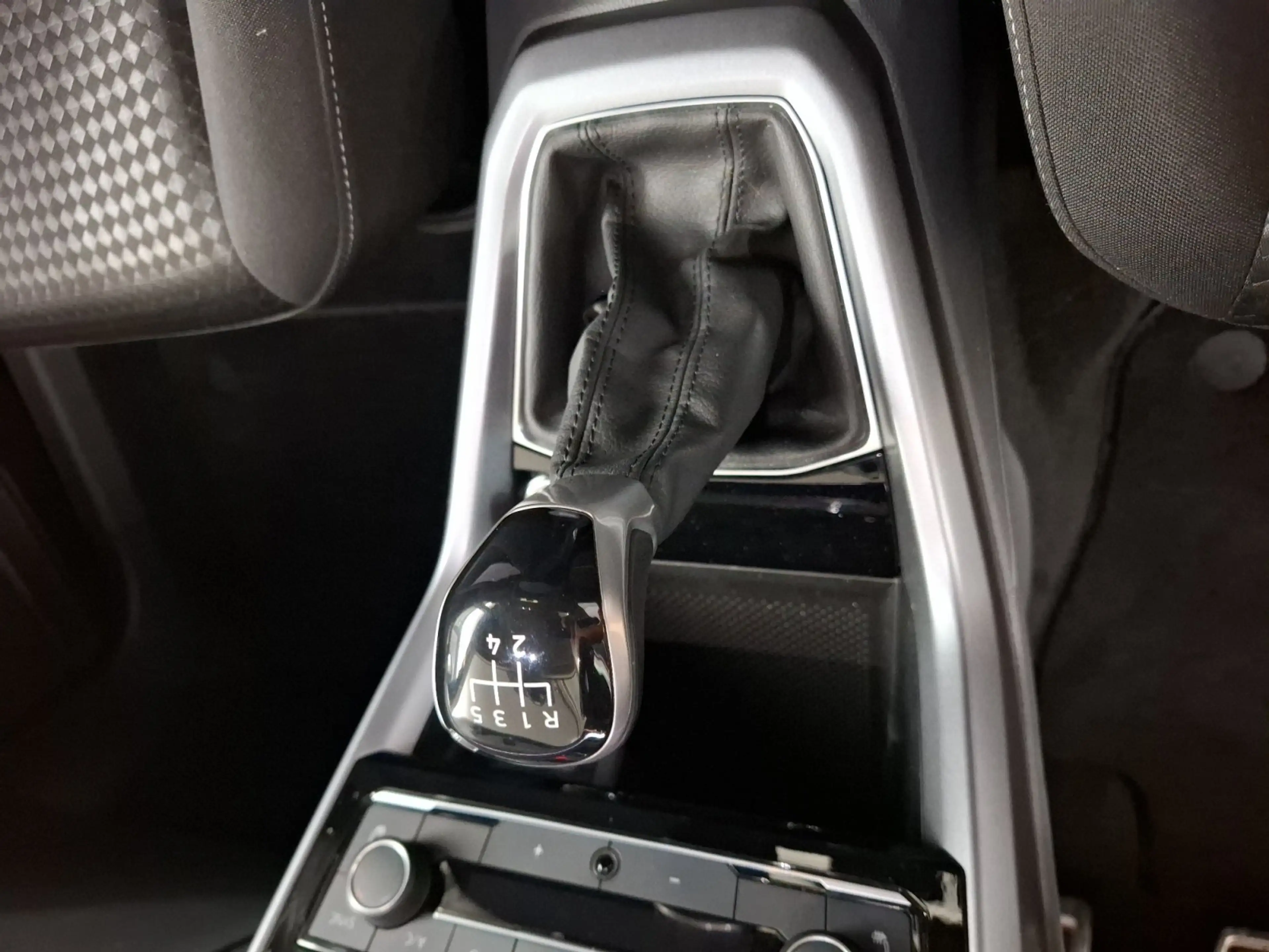 Volkswagen T-Cross Active 1.0 TSI AHK ACC CarPlay Navi — photo 15