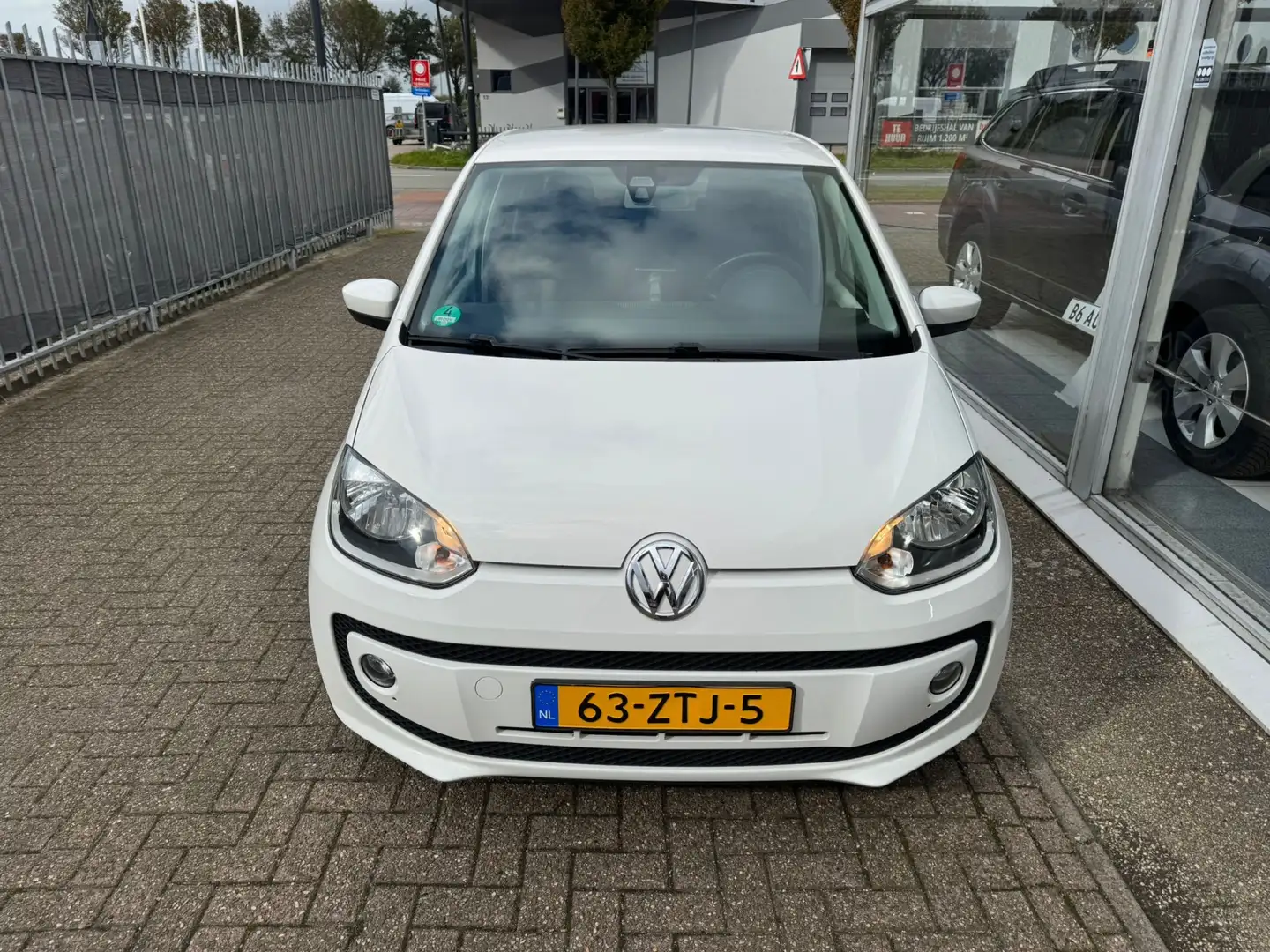 Volkswagen up! 1.0 high up! BlueMotion | 1e eigenaar | Elektrisch Wit - 2