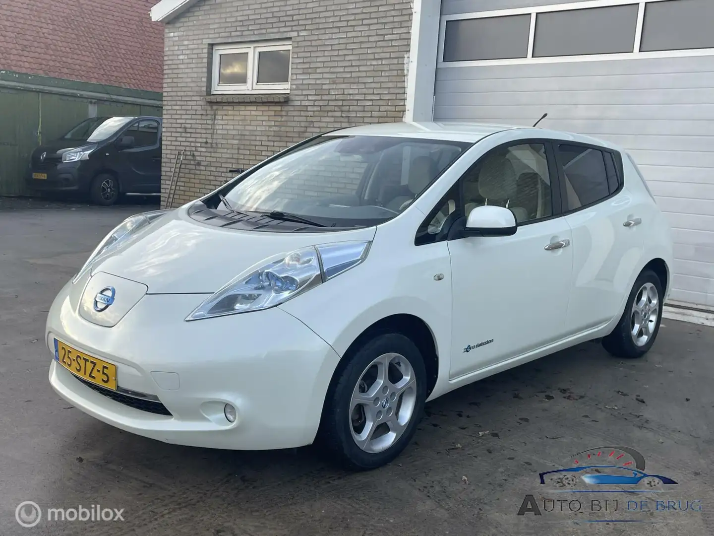 Nissan Leaf Base 24 kWh € 2999,- na subsidie Biały - 1