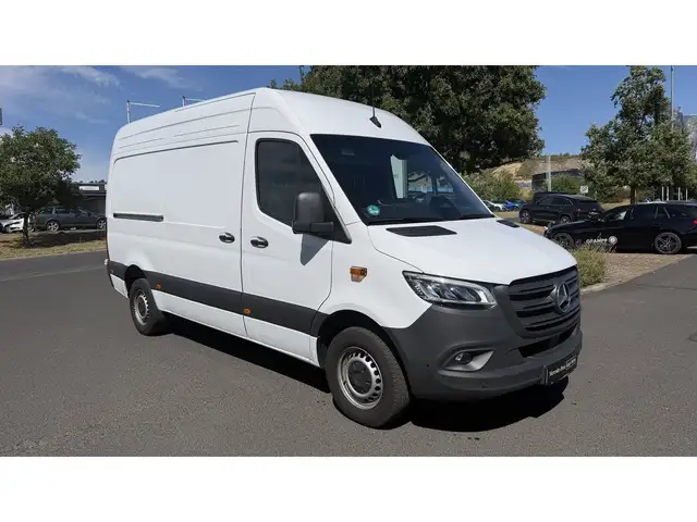 Mercedes-Benz Sprinter view 3