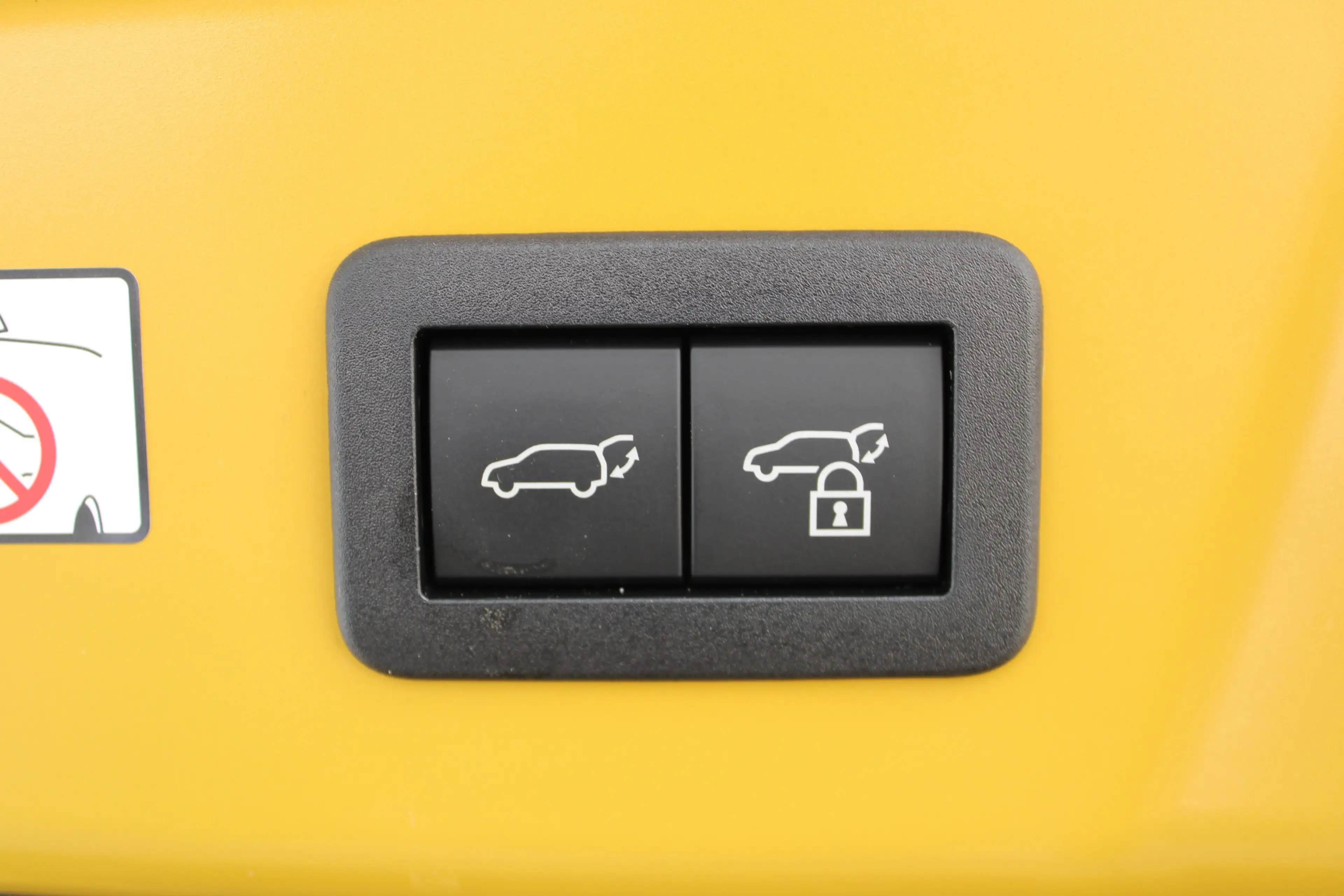 Toyota Prius Plug-in Hybrid "ACVANCED" 1. Besitz! — photo 7