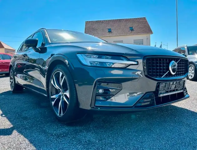 Volvo V60 PLUS DARK KAM + ACC + LEDER