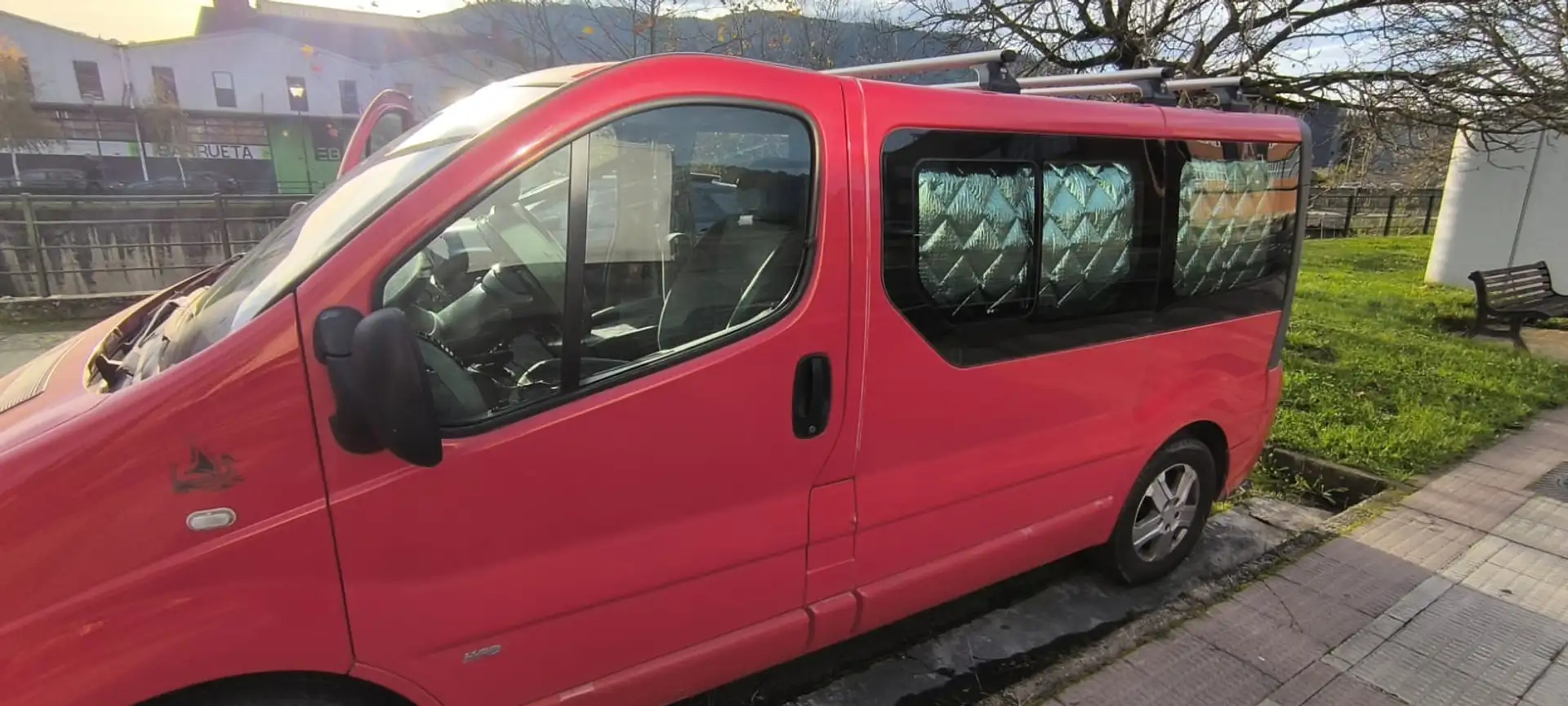 Opel Vivaro Ch.Cb. 2.5CDTI 2900 Rojo - 2