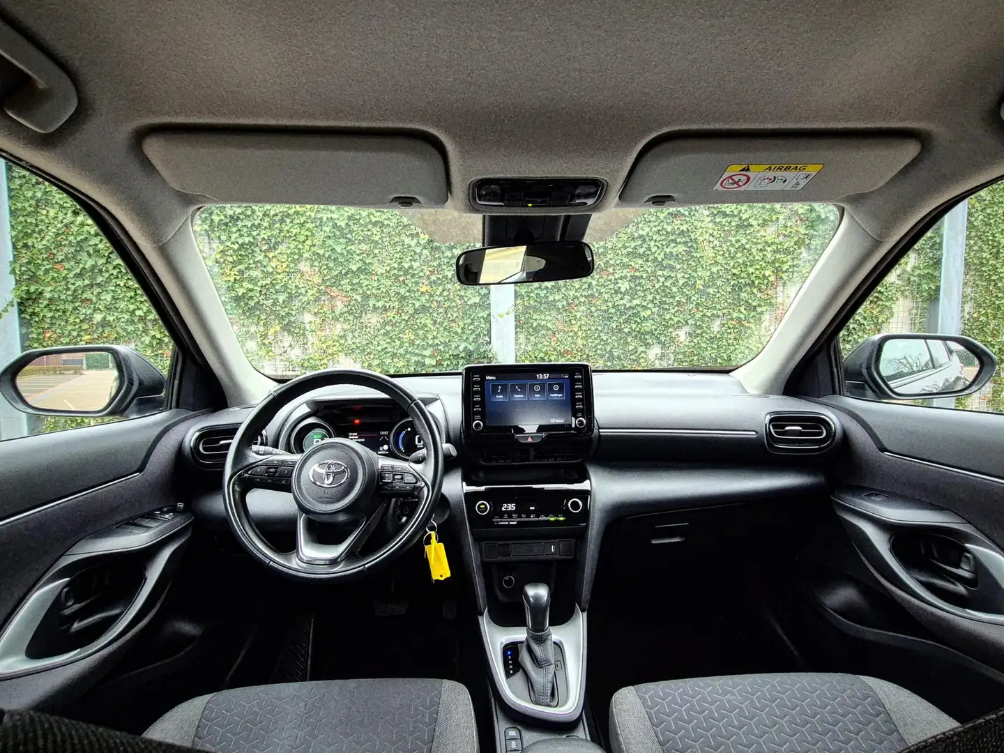 Toyota Yaris Cross 1.5 Hybrid Comfort Grau - 2