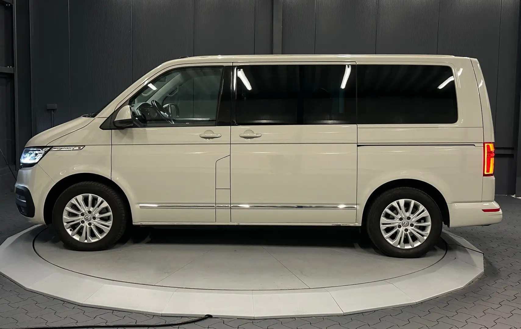 Volkswagen T6.1 Multivan Generation Six 4Motion *el.TÜRE*ACC*Standhzg* Šedá - 2
