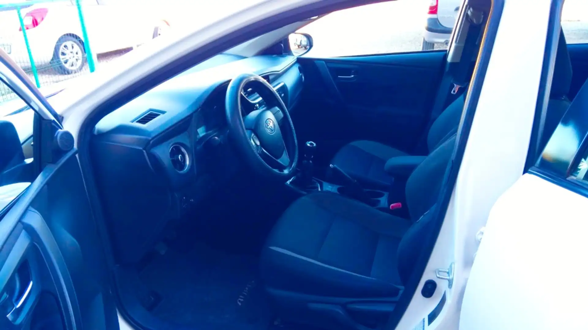 Toyota Auris Berlina Manual de 5 Puertas Blanco - 2
