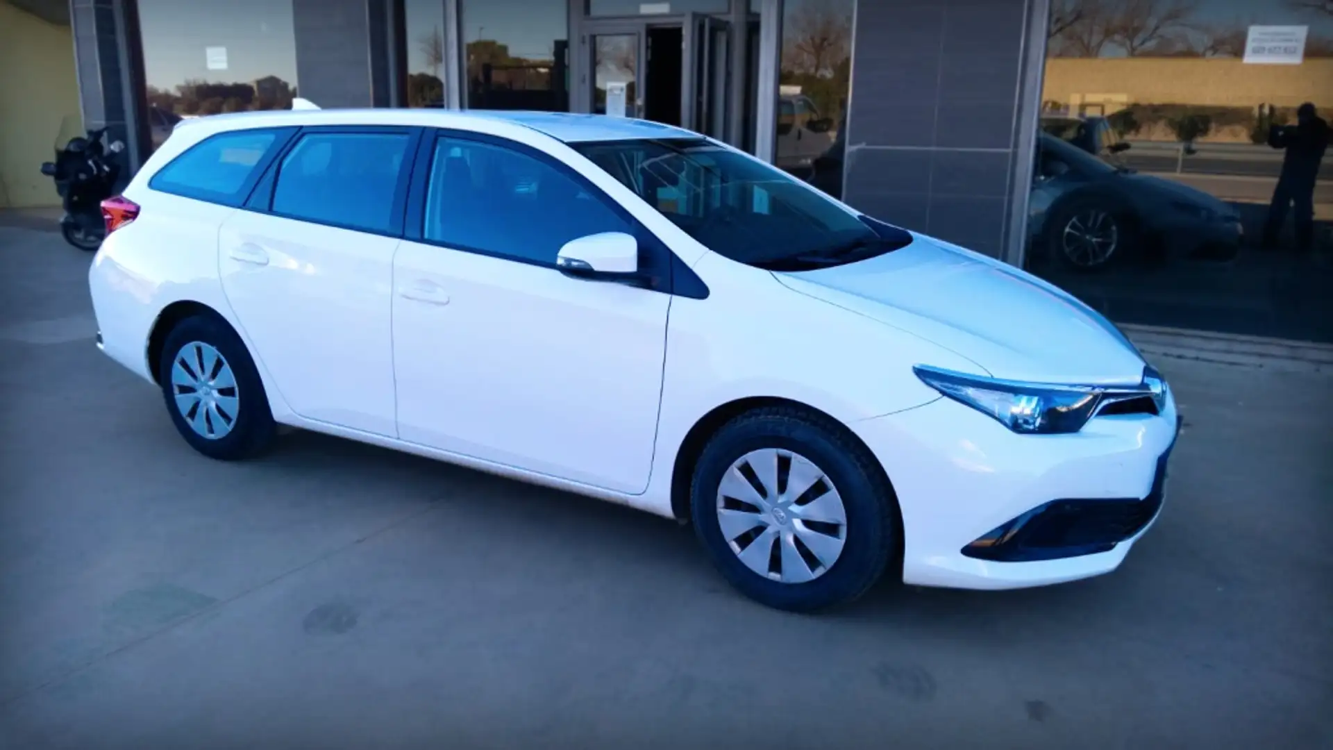 Toyota Auris Berlina Manual de 5 Puertas Blanco - 1