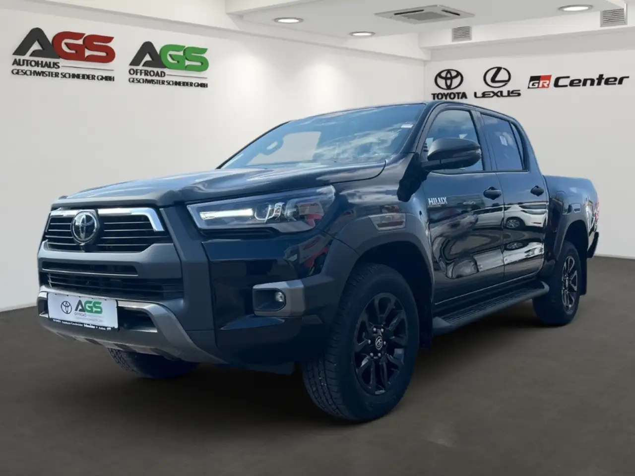 Toyota Hilux Double Cab Invincible 4x4 - On Stock — миниатюра 1