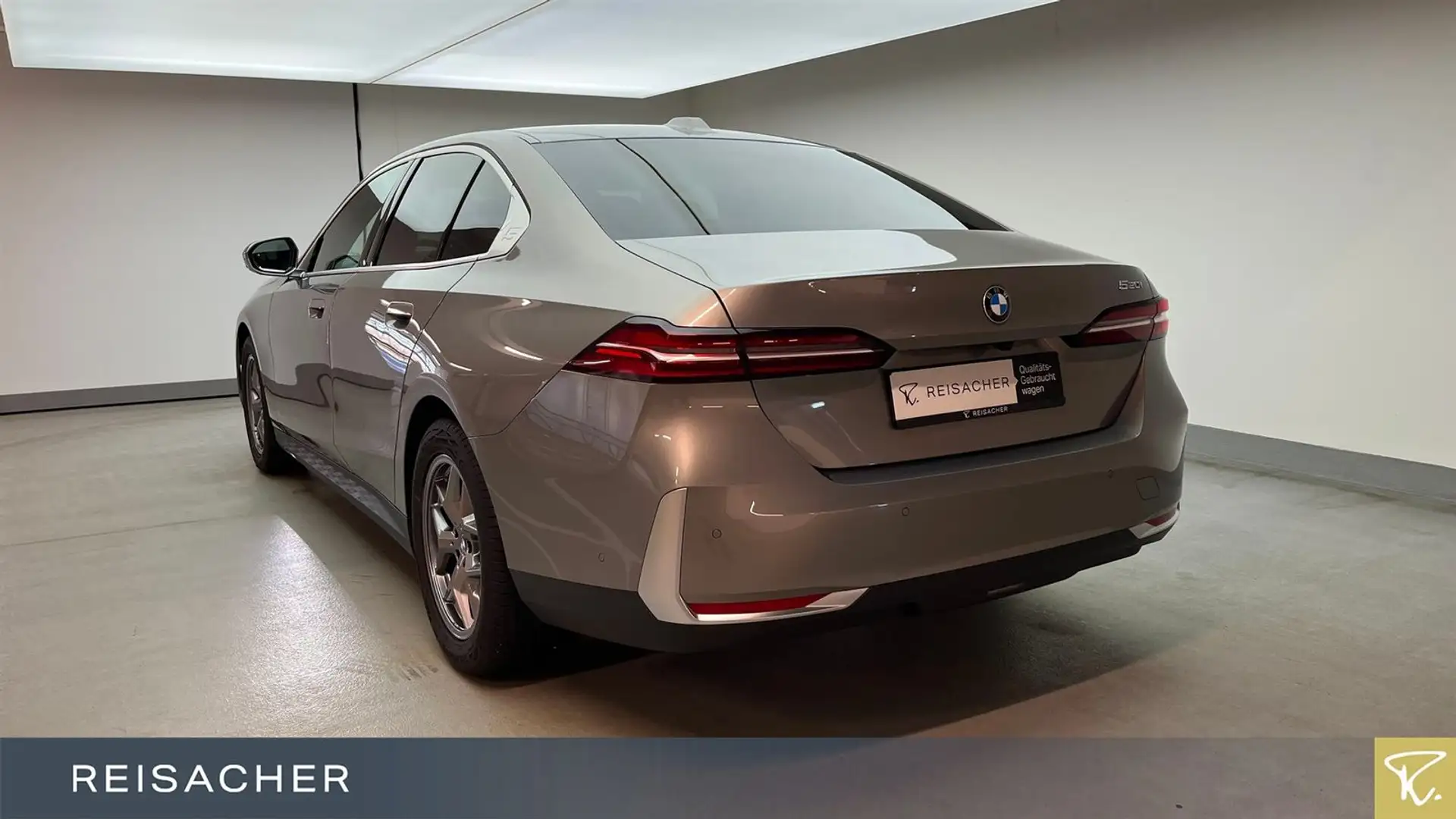 BMW 520 i A LCProf elKlimaSitze PA+ adapLED LkdHzg Gris - 2