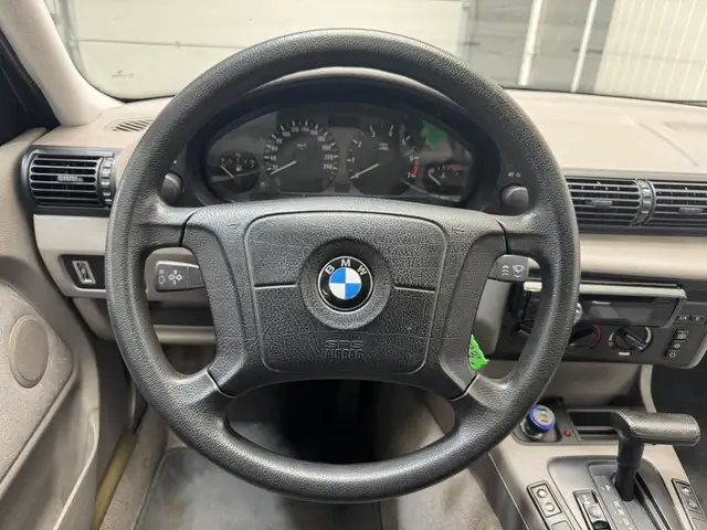 BMW 3 Series view 11