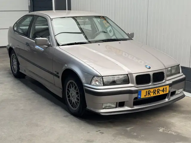 BMW 3 Series view 3