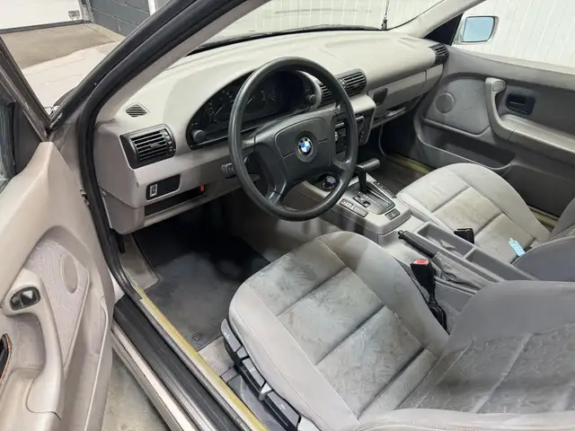 BMW 3 Series view 9