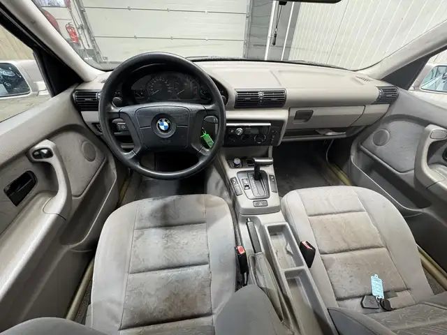 BMW 3 Series view 10