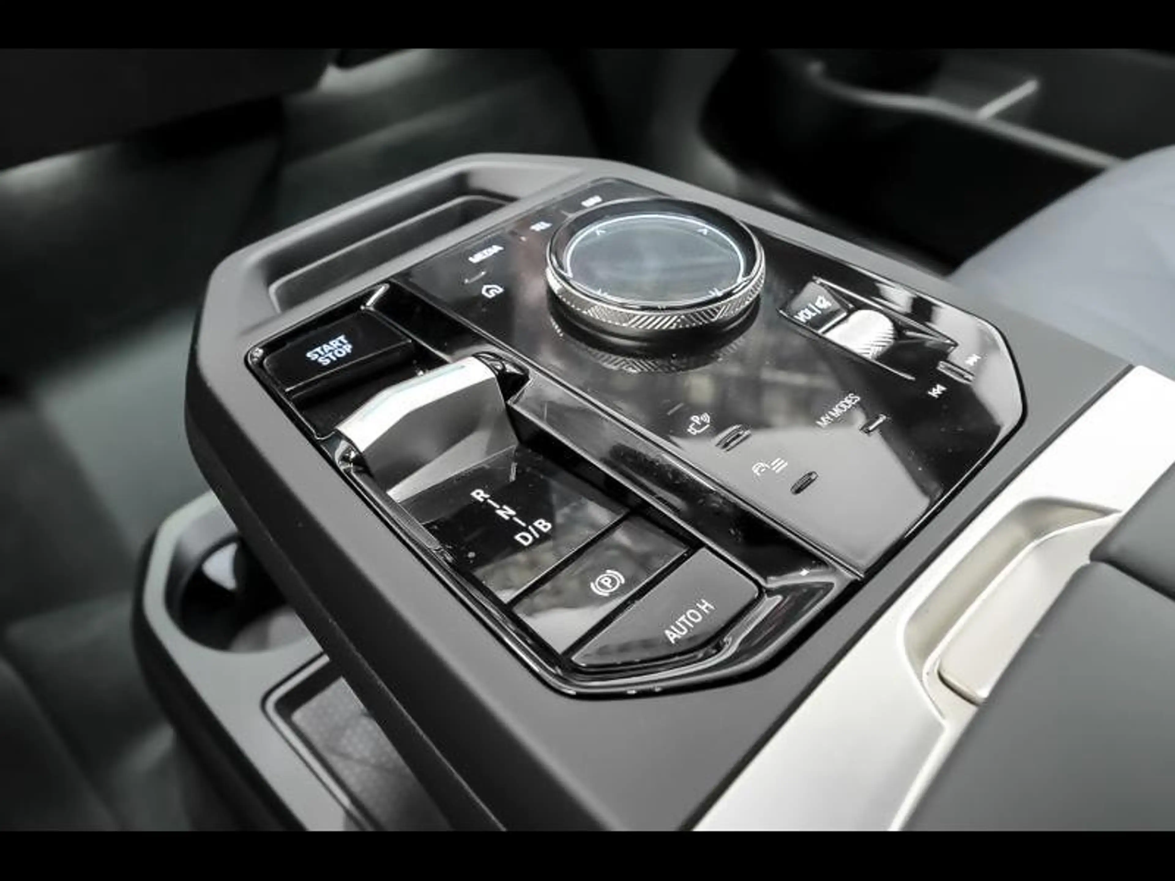 BMW iX xDrive50 - Sport — photo 9